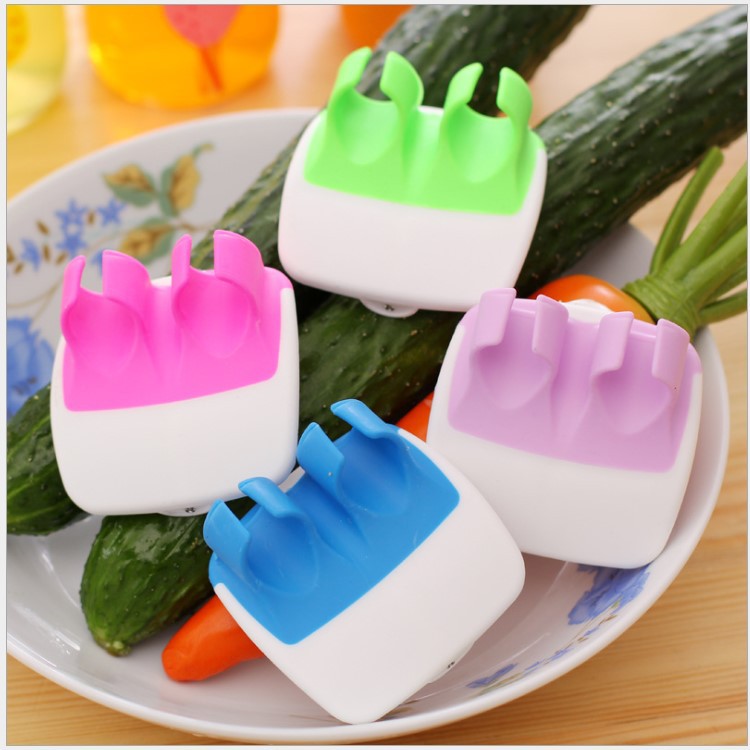 Creative finger fruit peeler