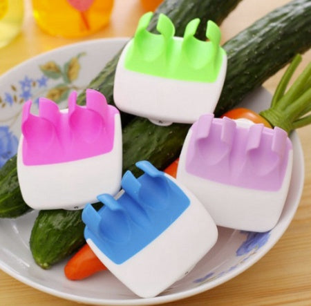 Creative finger fruit peeler
