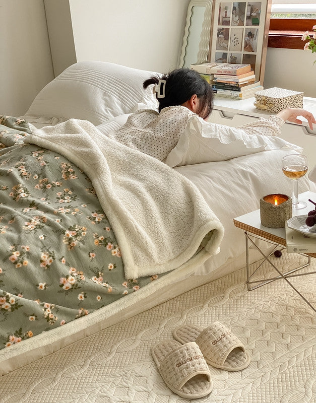 Ins Lambswool Vintage Floral Milk Fiber Office Lunch Break Blanket